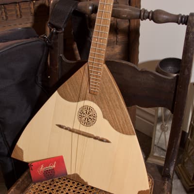 Roosebeck BLLPW 27-Inch Traditional 3-String Prima Balalaika with  Nylon Gig Bag & Pick image 3