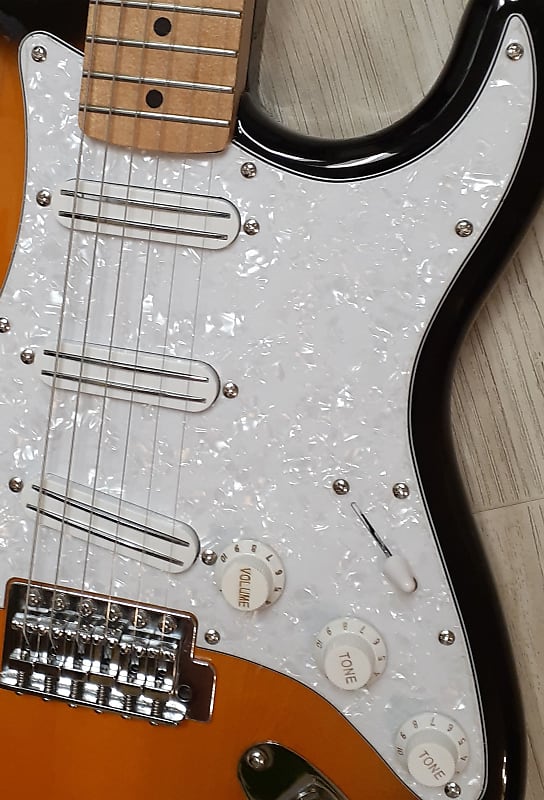 MSquier ストラト fender 0373162506_sqr_ins_frt_1_rl.