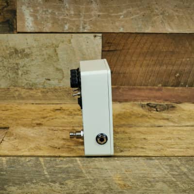 Walrus Audio EB-10 Preamp/EQ/Boost Pedal 2020 - Cream image 3