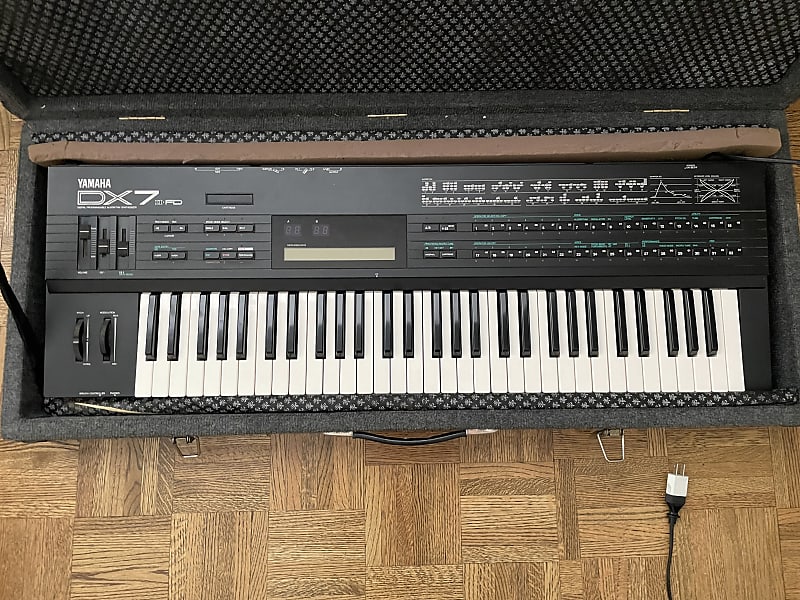 Yamaha DX7IIFD 61-Key 16-Voice Digital Synthesizer with Floppy