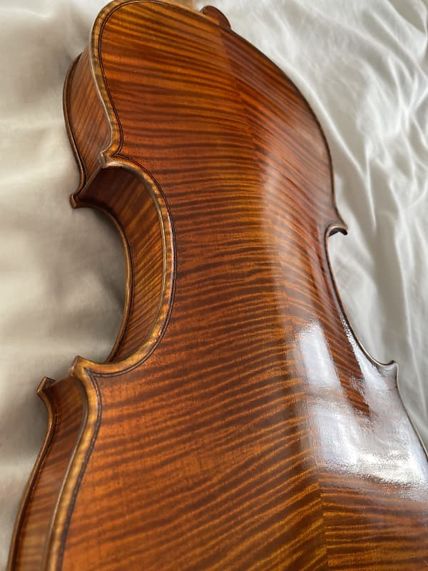 ‘Messiah Salable Stradivarius 1716 model’ violin 4/4 with Tonareli case.  Good projection and warm midrange overtones.