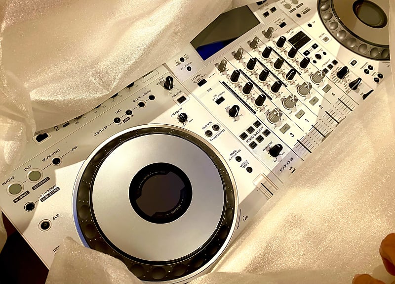 Pioneer DJ Releases the New White Finish XDJ-XZ-W