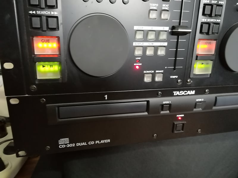 CD-302 | Dual Deck DJ CD System | TASCAM | International Website