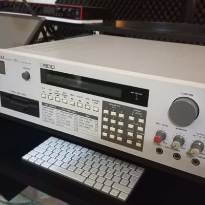 Akai S900 MIDI Digital Sampler 1986 - White