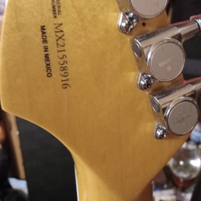 Fender Kurt Cobain Jaguar 2021 3-Color Sunburst image 2
