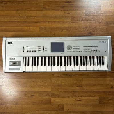Korg Triton 61-Key 62-Voice Polyphonic Workstation 1999 - 2000 - Silver