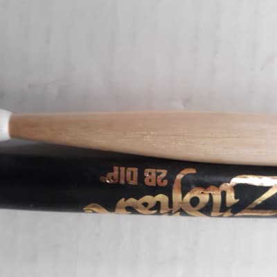 Zildjian 2B Hickory Drumsticks with Oval Nylon Tips (16", Black DIP, 1 Pair) image 2