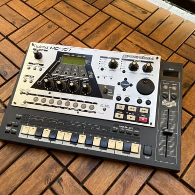 Roland MC-307 Groovebox