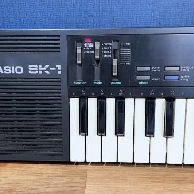 Casio SK-1 32-Key Sampling Keyboard - Black image 2