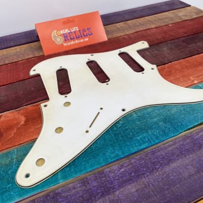 Real Life Relics White Stratocaster® Pickguard 8 Hole White 3 Ply Aged   [PGU3] image 3