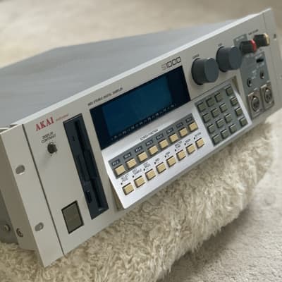 Akai S1000 MIDI Stereo Digital Sampler 1988 - White