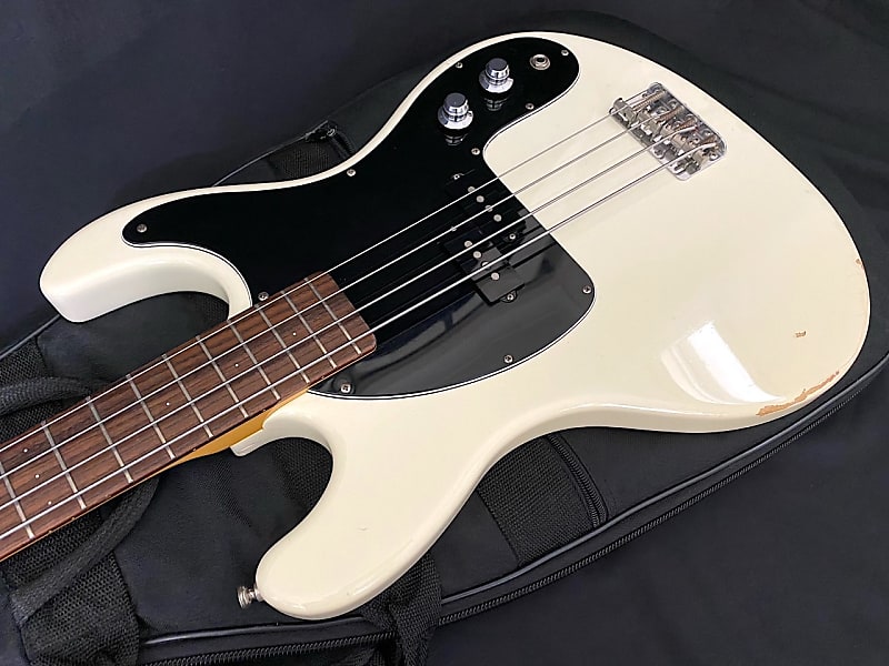 2000s Mosrite Mark II Bass in great condition RAMONES