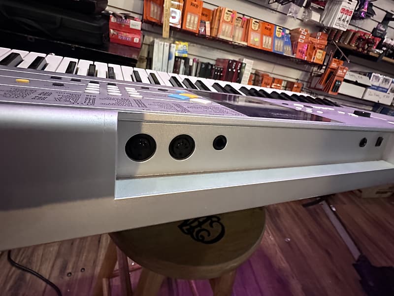 Yamaha PSR-E323: Great sounds, MIDI sockets and make sure