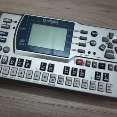 Yamaha QY100 Sequencer 1996 - 2002 - Silver
