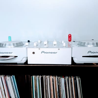 Pioneer DJM-350 / CDJ-350 x2 (Limited Edition White) + Roadcase. *FULL DJ SETUP* image 2