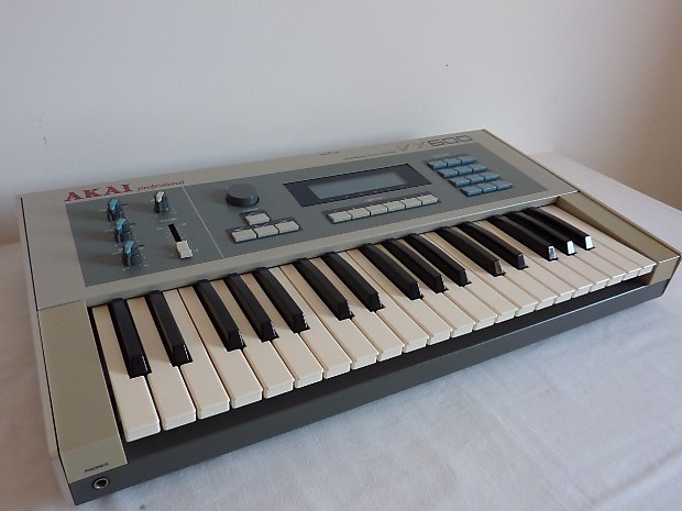 Akai VX600 synthesiser in excellent condition image 1