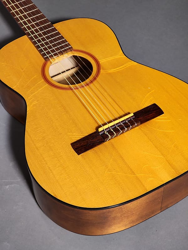 Goya g 10 store classical guitar