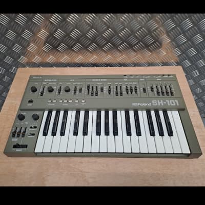 Roland SH-101 32-Key Monophonic Synthesizer - Grey