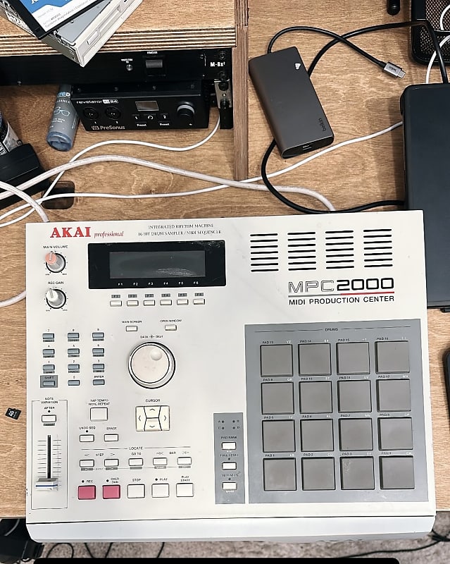 Akai MPC2000 MIDI Production Center 1997 - 2001 - Grey image 1