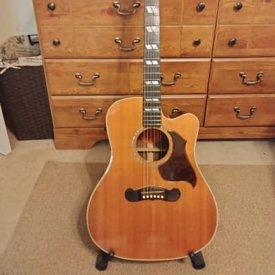 Gibson Songwriter Deluxe Plus EC 2006 - Grover Tuning Keys, Fishman Electronics. Price drop $1995 Obo.. This Guitar is in excellent condition. It has zero scratches, finish is in excellent condition. Rosewood back, sides and fretboard. image 9