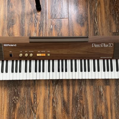 Roland HP-70 Piano Plus 1981- - Woodgrain
