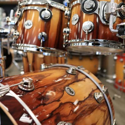 DW Collector's Series Exotic Standard Maple 6-Piece Shell Pack 8/10/12/14/16/22 (Natural To Burnt Toast Fade over African Chen Chen w/ Nickel Hardware) image 5