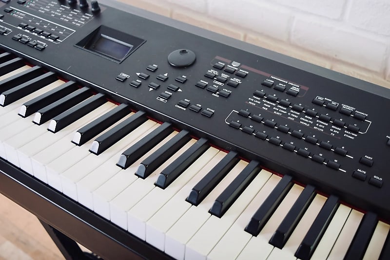 Yamaha S70xs keyboard synthesizer in near mint condition-76