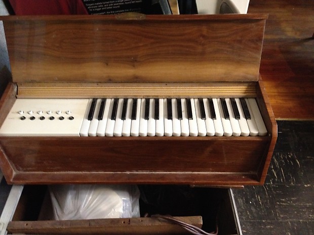 Harmonium electronic outlet