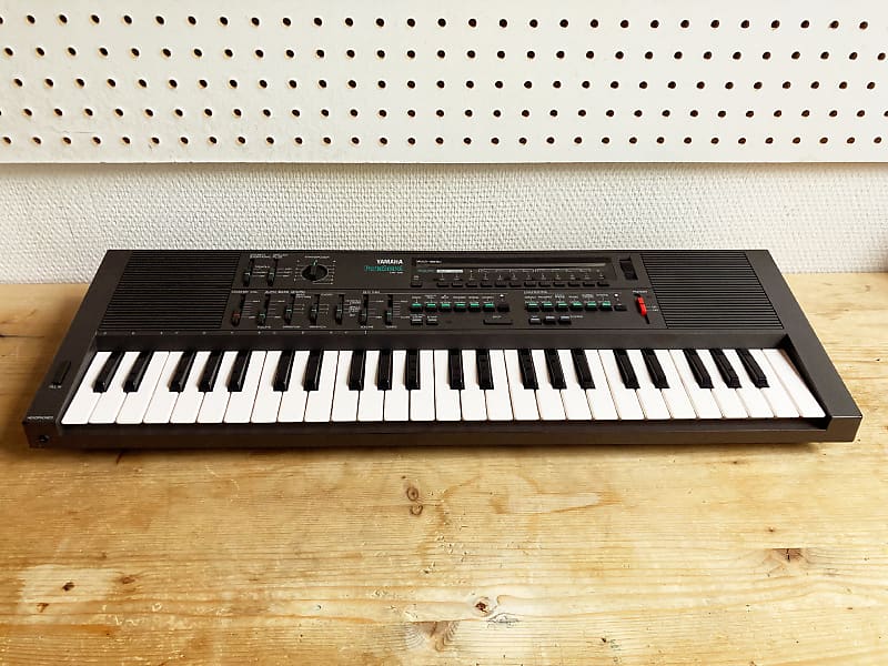 YAMAHA　ポータサウンドMK-100 Yamaha MK-100 - rare pre-FM Portasound synth - YouTube