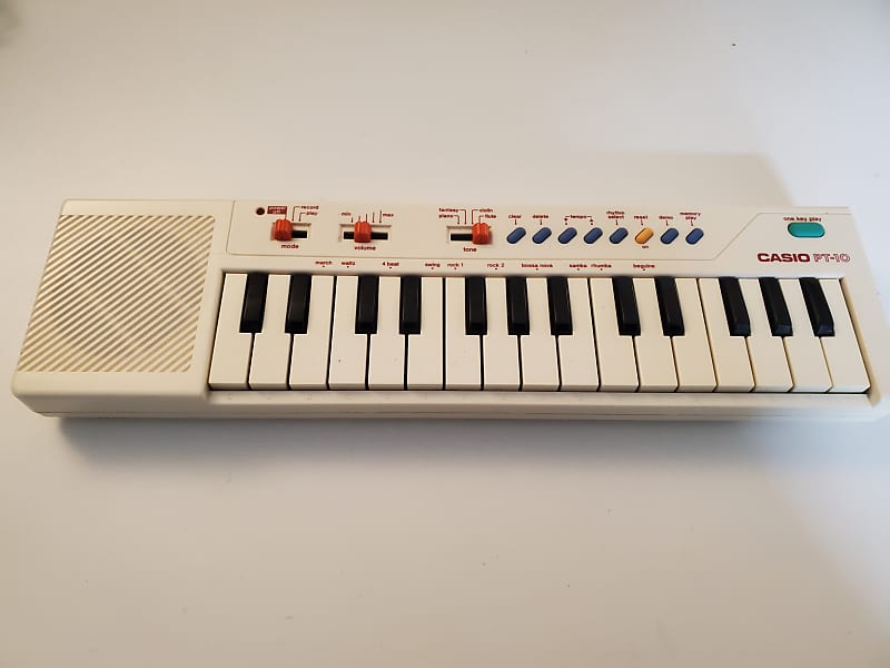 Casio PT-10☆ミニシンセサイザー☆ホワイト&レッド2点セット☆ Casio PT-10☆ミニシンセサイザー☆ホワイト&レッド2点セット