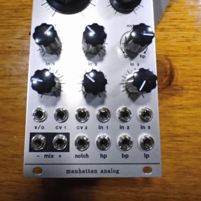 その他 Manhattan Analog Discrete SVVCF Manhattan Analog Discrete SVVCF - Eurorack Module on ModularGrid
