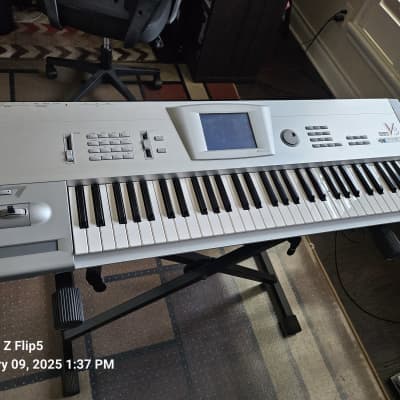 Korg Trinity V3 61-Key 32-Voice Polyphonic Workstation with MOSS (M Bank) and PBS-TRI