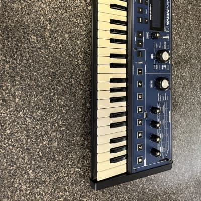 Novation MiniNova 37-Key 18-Voice Synthesizer 2012 - Blue