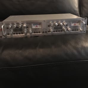 dbx 586 2-Channel Vaccuum Tube Preamplifier
