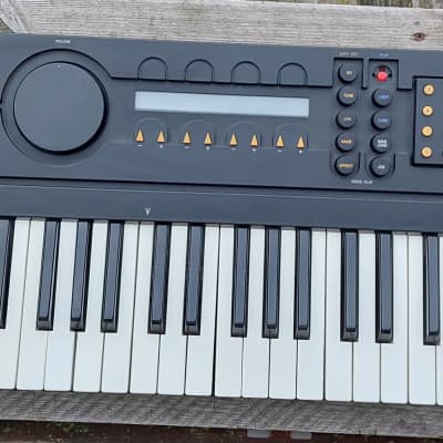 Buy used Yamaha YS100 FM Synthesizer 1988 - Black