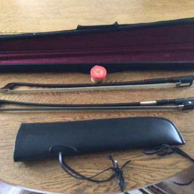 Finale Carbon fiber bass bow with Glasser bow case and quiver image 1
