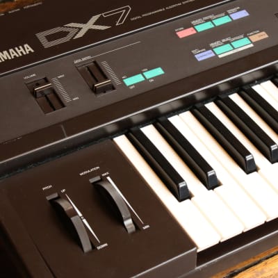Yamaha DX-7 Digital FM Synthesizer w/ Original Brown Case 100V image 3