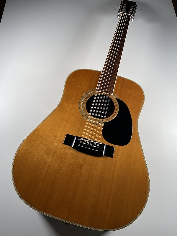 Yamaki shop acoustic guitar