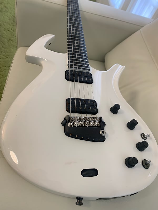 Parker Fly Deluxe 1996 White with Piezo Pickup | Reverb Canada