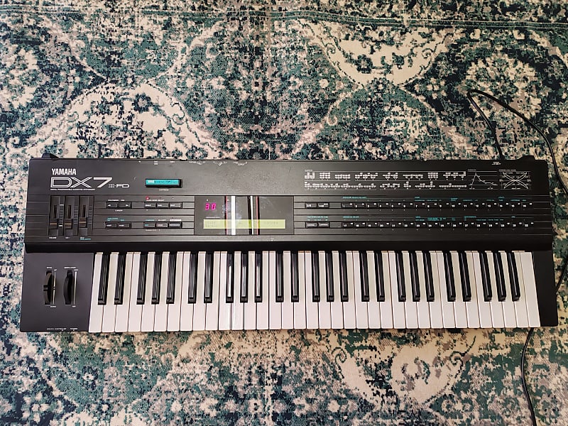 Yamaha DX7IIFD 61-Key 16-Voice Digital Synthesizer with