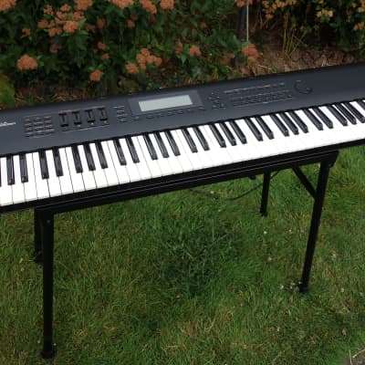 Roland D-70 76-Key Super LA Synthesizer (Japan/1994)