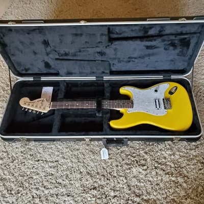 2019 Fender Strat Hardtail Tom Delonge Remake Graffiti Yellow image 10