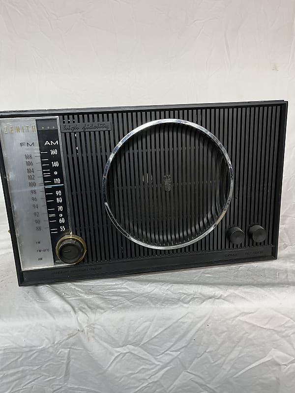Zenith S-50684 AM/FM Tube Radio In Excellent Condition  			