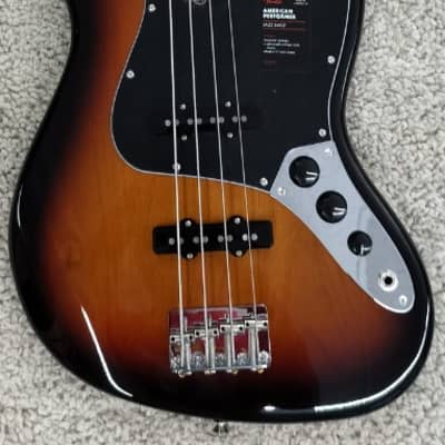 Fender American Performer 4-String Jazz Bass with Gig Bag, 3 Color Sunburst
