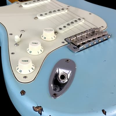 LEFTY! Custom Fender Heavy Relic ST60s Aged Daphne Blue Nitro Over Black Ash Strat 7.4 lb image 12