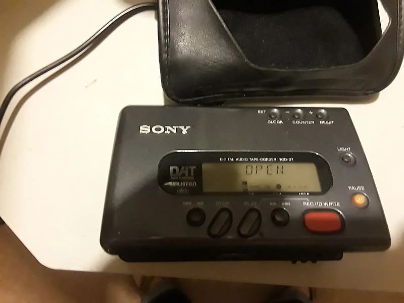 Sony TCD-D7 DAT Digital Audio Tape Recorder Walkman Read description for  issue