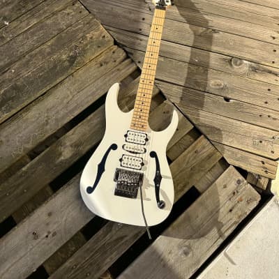 Ibanez PGM300RE-WH 20th Anniversary Paul Gilbert Signature 2009 - White image 9