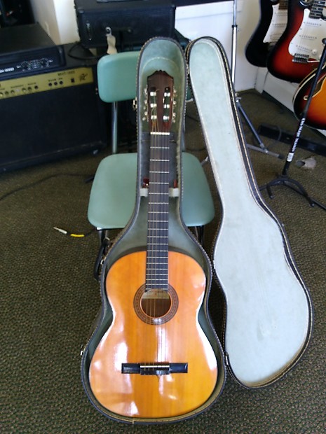 Aria AC7 Classical Guitar and Lined Chipboard case Made in