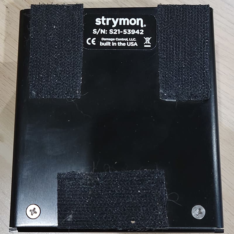 Strymon Flint Reverb and Tremolo V1 2012 - 2022 - Black with Strymon Flint Reverb and Tremolo V1 2012 - 2022 - Black with