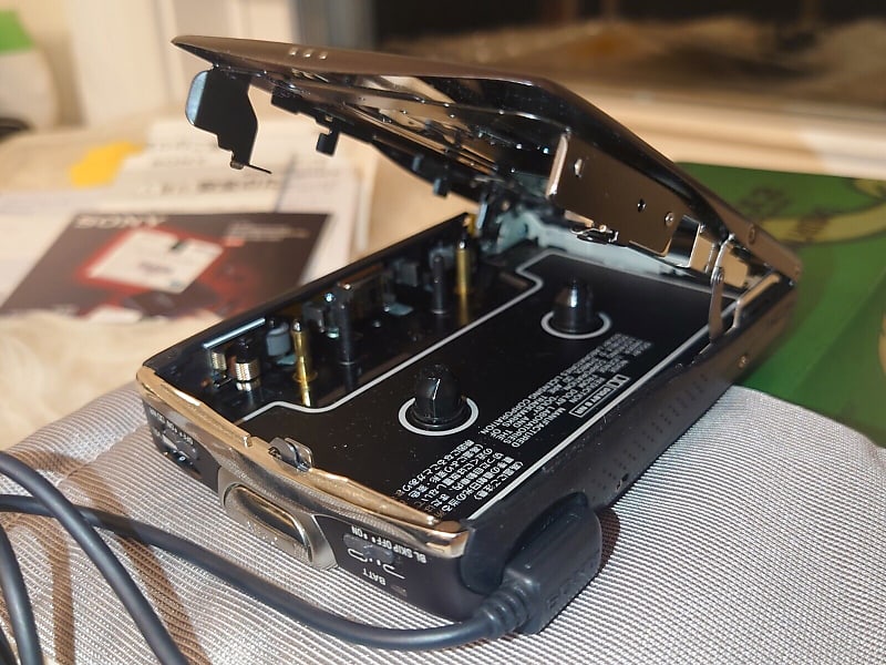 Vintage Sony Walkman WM-FX21 Cassette Player AM/FM Radio with HEADPHONES  see des